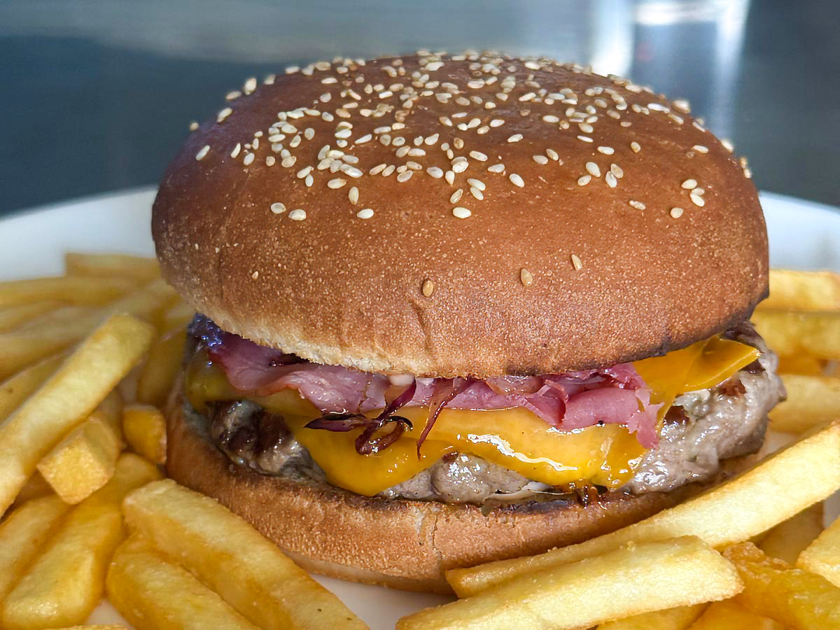 Cheeseburger cu cartofi prăjiți