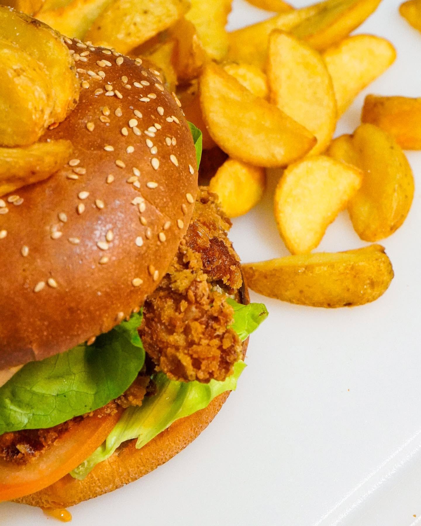 Burger crispy cu cartofi wedges