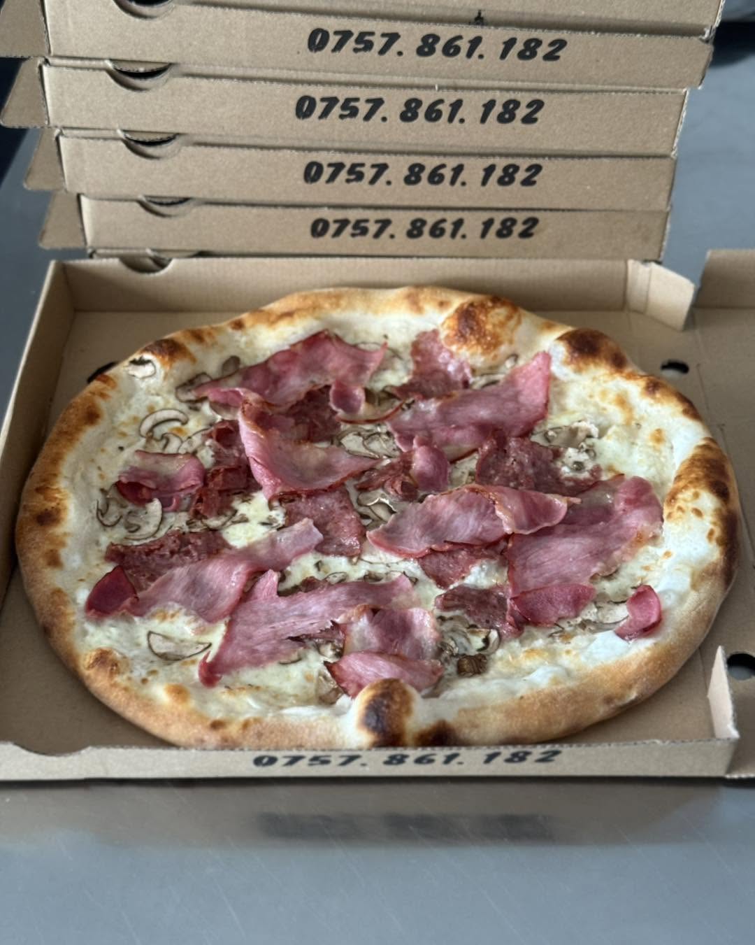 Pizza Pizza Pocol în cutie de delivery